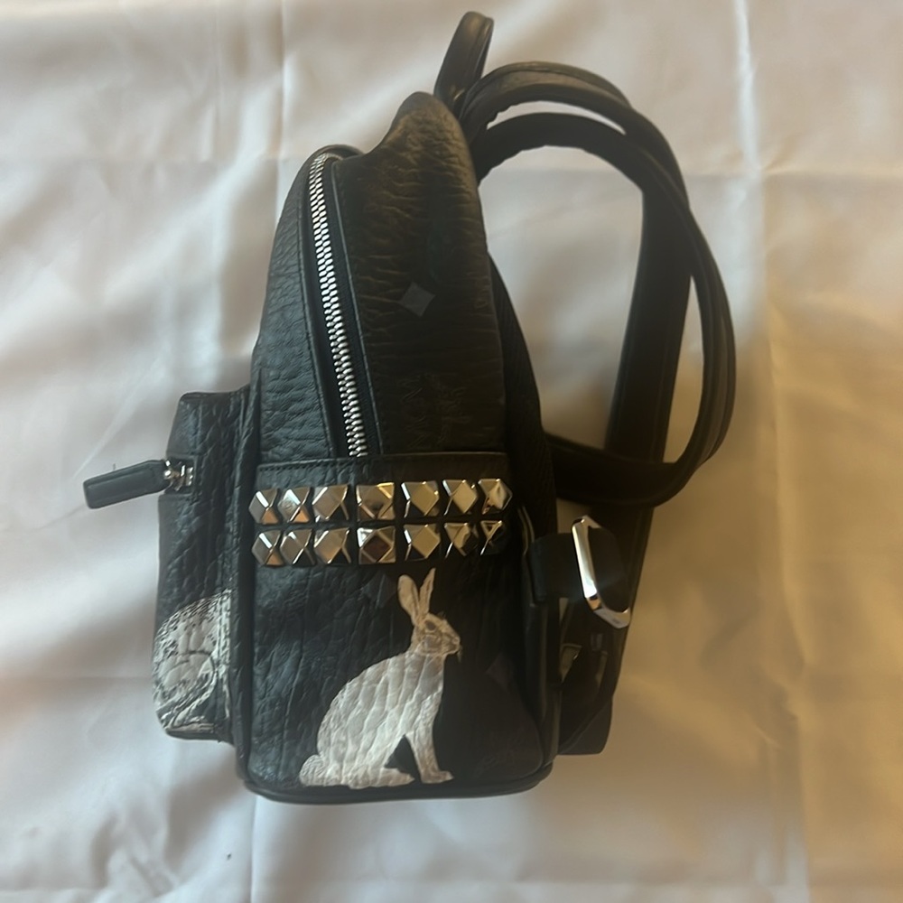 it's crafted in signature Visetos coated canvas with a luxurious - Picture 4 of 7